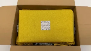 為廣社長から届いた金色の包装の誕生日プレゼント