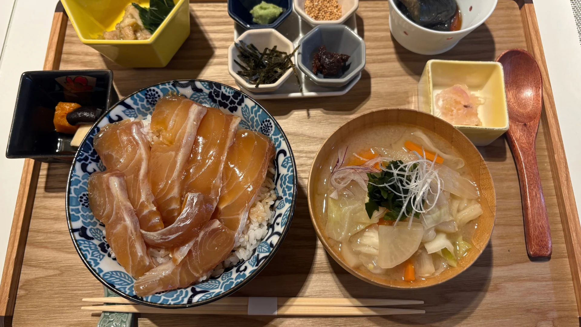 鯛の刺身をのせた丼と汁物、小鉢が並ぶ食事